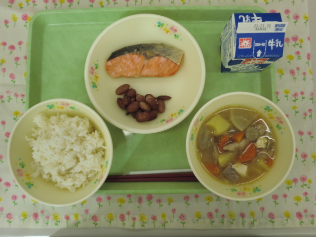 [今日の献立] 牛乳、ご飯、豚汁、鮭の塩焼き、金時豆の甘煮