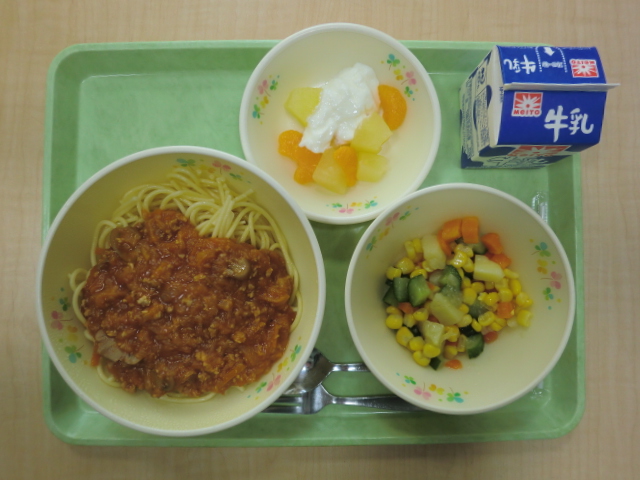 [今日の献立] 牛乳、スパゲティミートソース、マセドアンサラダ、フルーツヨーグルトがけ