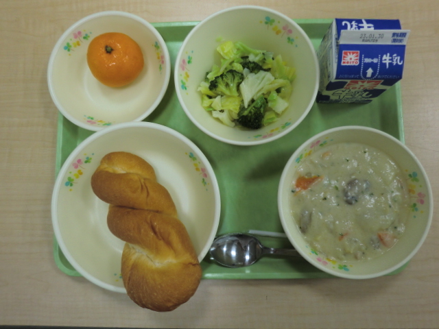 [今日の献立] 牛乳、米粉コッペパン、クリームシチュー、ブロッコリーサラダ、みかん