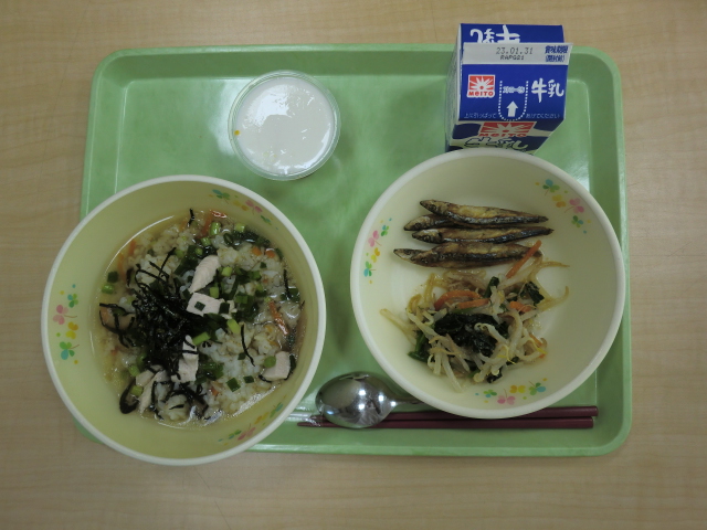 [今日の献立] 牛乳、鶏飯、きびなご揚げ、三食和え、白くま風ミルクプリン