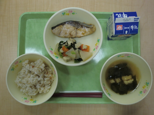 [今日の献立] 牛乳、梅じゃこご飯、味噌汁、ぶりの照り焼き、高野豆腐の煮物