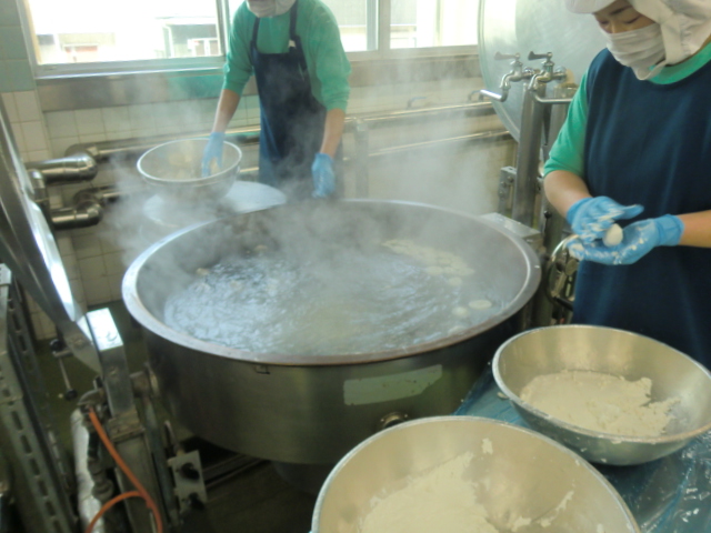 [今日の献立] 牛乳、仙台麩の卵とじうどん、五目味噌汁、ずんだ餅