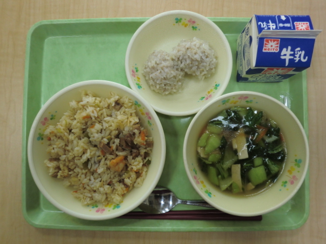[今日の献立] 牛乳、チャーハン、中華スープ、チェンジュワンズ