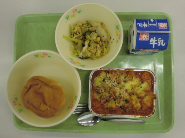 [今日の献立] 牛乳、米粉パン、ミートポテトグラタン、ナッツサラダ