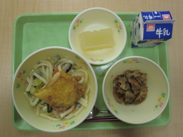 [今日の献立] 牛乳、信田もちうどん、五目きんぴら、りんごかん