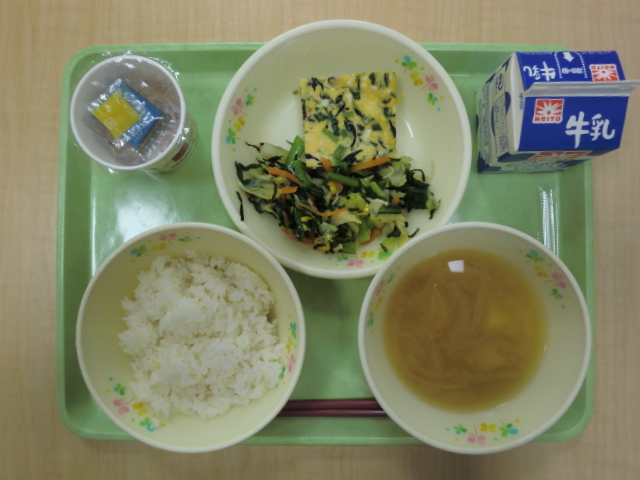 [今日の献立] 牛乳、ご飯、味噌汁、からくさ焼き、納豆、磯和え