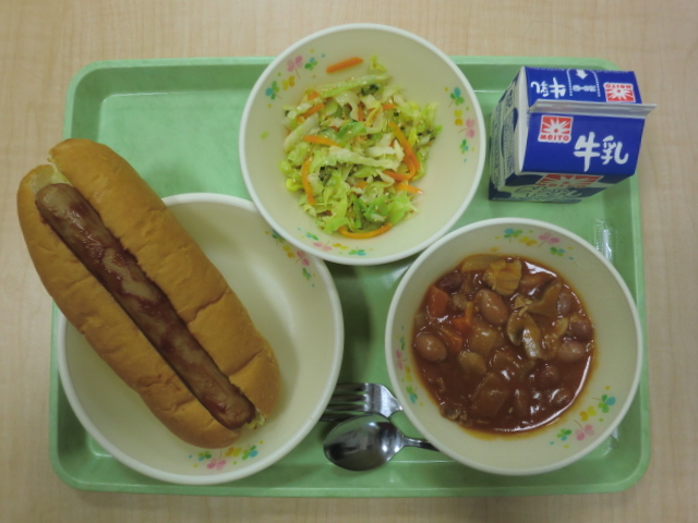 [今日の献立] 牛乳、ホットドッグ、チリコンカン、コールスローサラダ