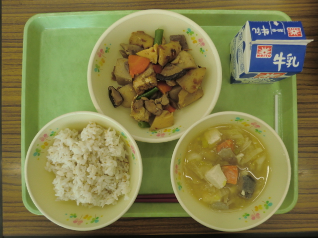 [今日の献立] 牛乳、ごまご飯、石狩汁、筑前煮