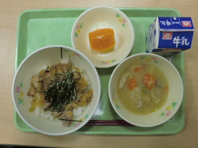 [今日の献立] 牛乳、焼き鳥丼、呉汁、せとか