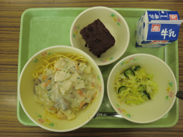 [今日の献立] 牛乳、スパゲティクリームソース、グリーンサラダ、チョコレートケーキ