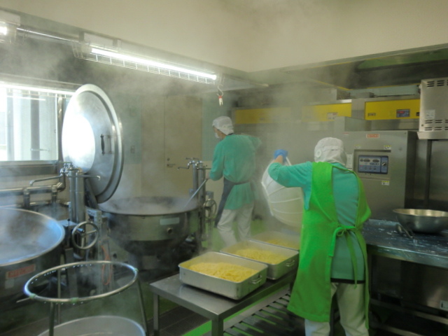 スパゲティを茹でています