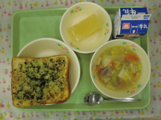[今日の献立] 牛乳、ツナマヨトースト、ペイザンヌスープ、パインかん