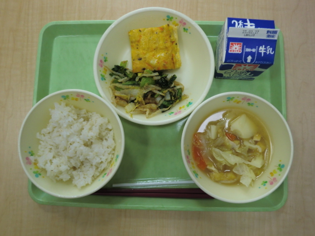 [今日の献立] 牛乳、ご飯、五目味噌汁、ぎせい豆腐、胡麻和え