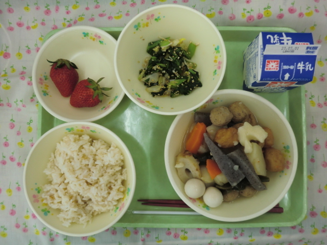 [今日の献立] 牛乳、茶飯、おでん、青菜の和え物、いちご