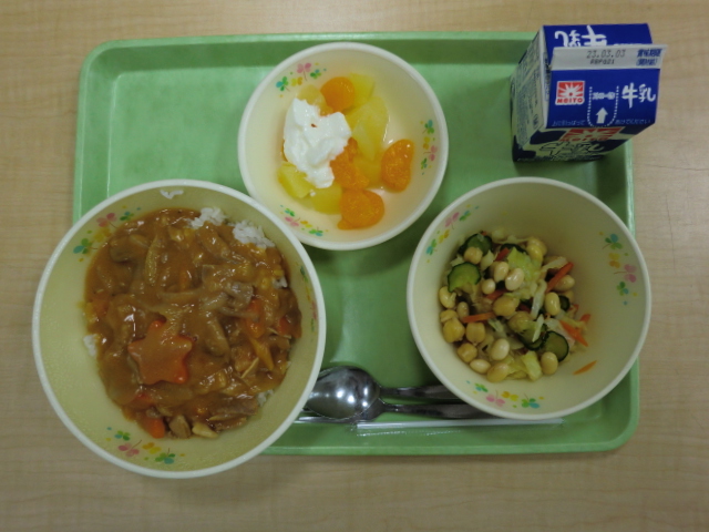 [今日の献立] 牛乳、ハヤシライス、ビーンズサラダ、フルーツヨーグルトがけ