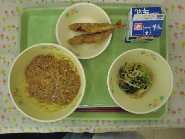 [今日の献立] 牛乳、ジャージャー麵、豆鰺の香味揚げ、野菜とツナの和え物
