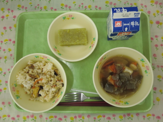 [今日の献立] 牛乳、鳥ゴボウご飯、けんちん汁、芋ようかん