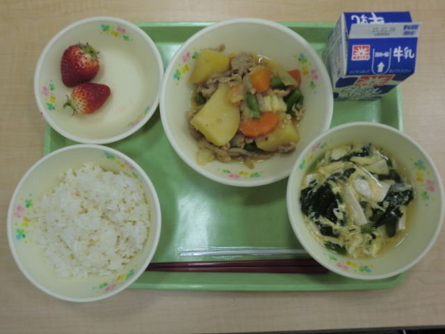[今日の献立] 牛乳、ご飯、かきたま汁、肉じゃが、いちご