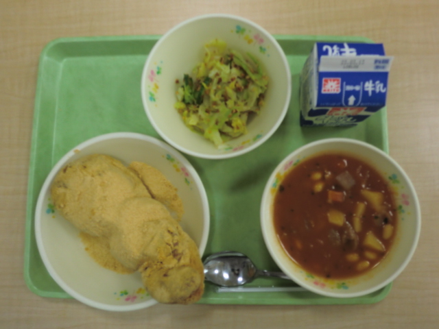 [今日の献立] 牛乳、きな粉揚げパン、ポークビーンズ、ナッツサラダ