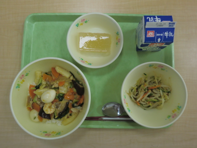 [今日の献立] 牛乳、中華丼、バンサンスー、ピーチかん