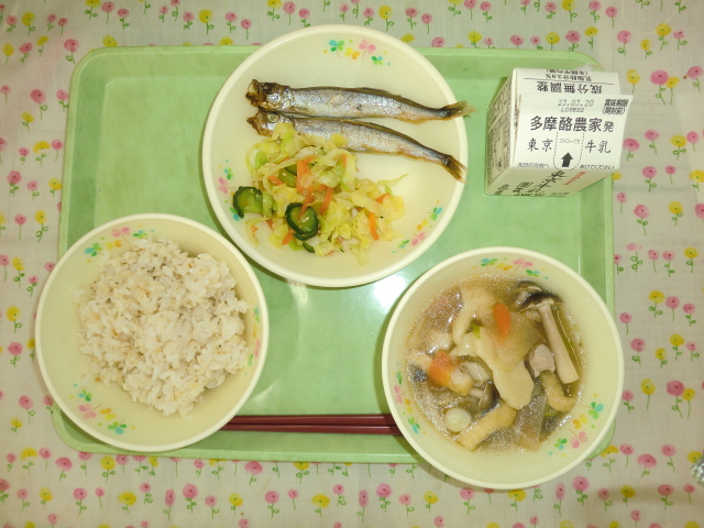 [今日の献立] 牛乳、湯炊き麦ご飯、すいとん、焼きシシャモ、キャベツの即席漬け