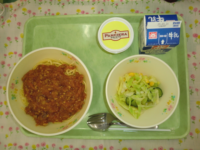 [今日の献立] 牛乳、スパゲティミートソース、コーンサラダ、ジェラート