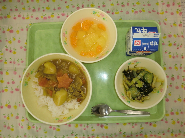 [今日の献立] 牛乳、カレーライス、海藻サラダ、サイダーポンチ