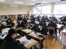 写真 生徒総会議案書討議