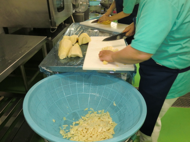 タケノコをカットします