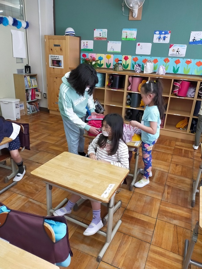 1年生のお世話をする6年生