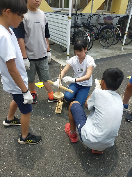 火おこし器を使った火おこし体験