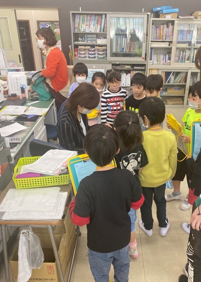 インタビューをする1年生