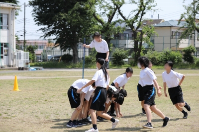 学年種目「いかだ流し」