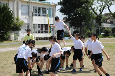 学年種目「いかだ流し」