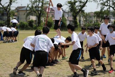 学年種目「いかだ流し」