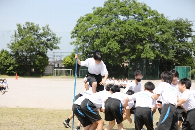 学年種目「いかだ流し」