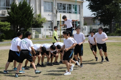 学年種目「いかだ流し」