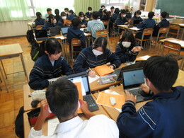 写真 生徒総会議案書討議