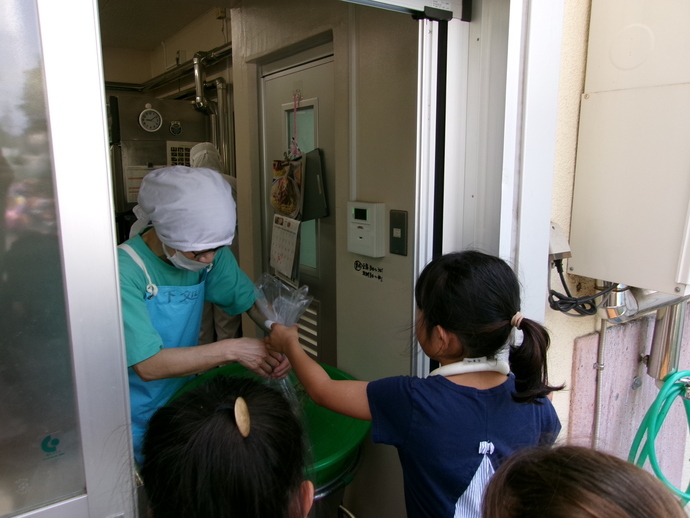 枝豆のさやとり