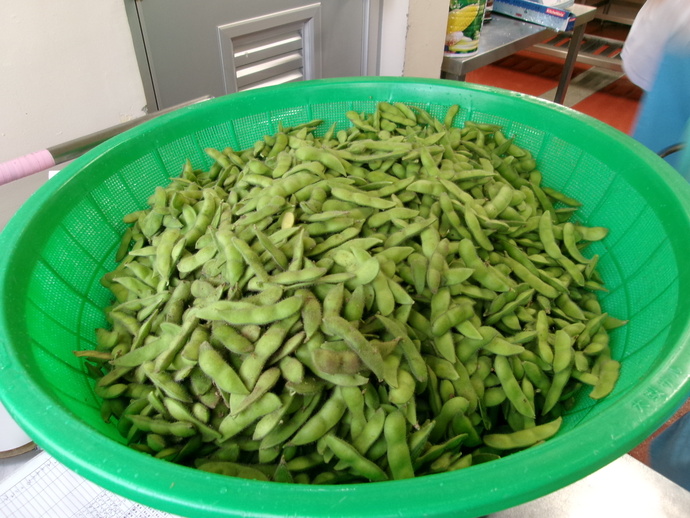 枝豆のさやとり