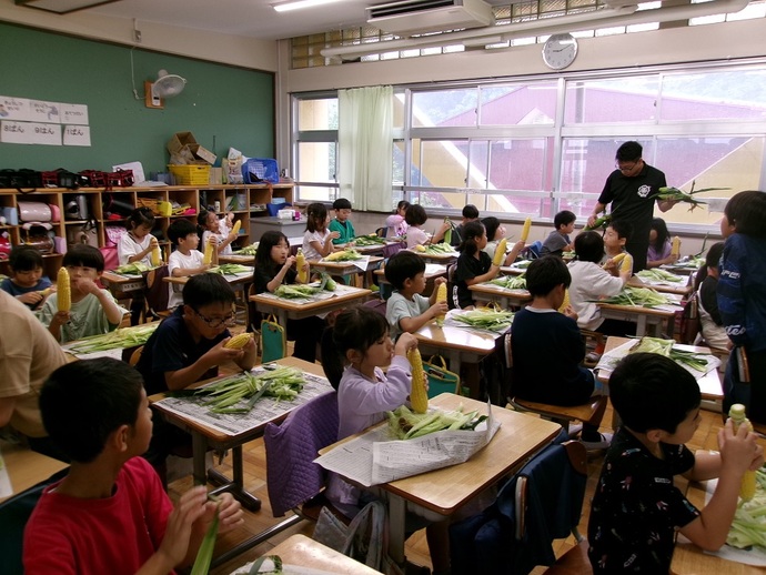 トウモロコシの皮むき