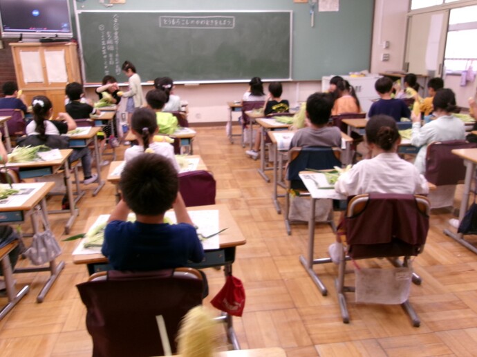 トウモロコシの皮むき