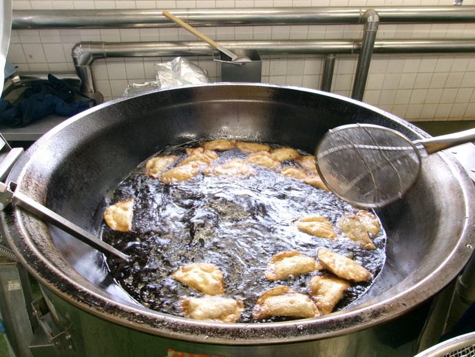 ジャンボ餃子を釜で揚げている様子