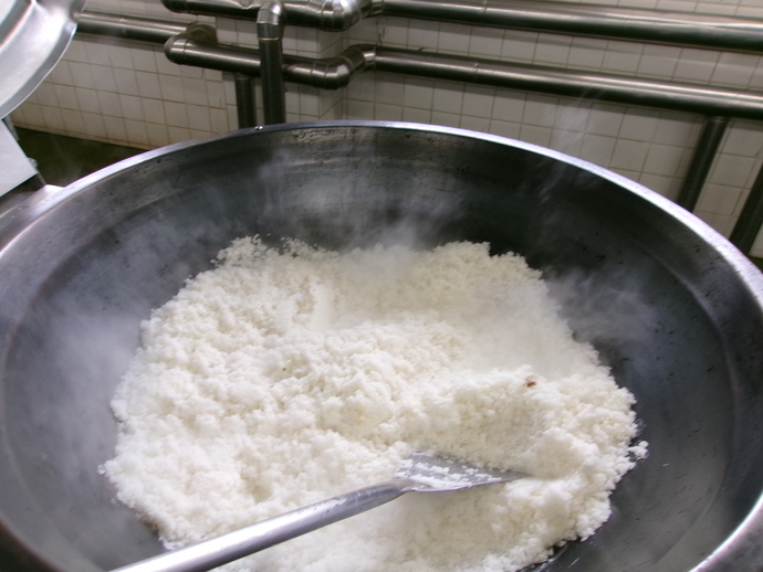 釜でご飯を炊いている様子