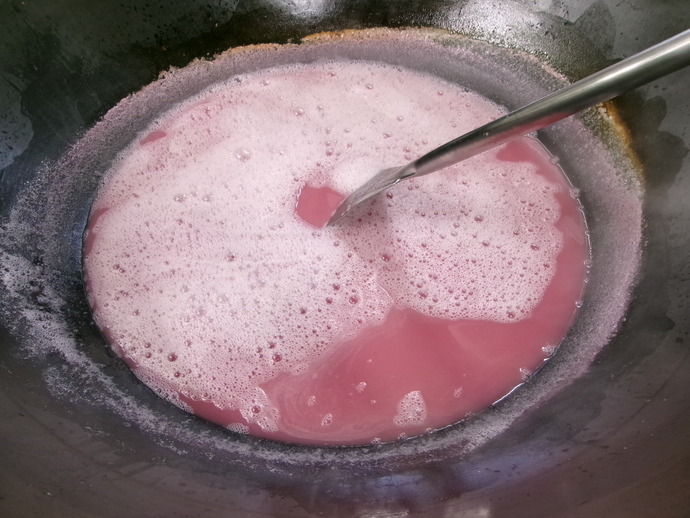 ゼリーを釜で作る様子