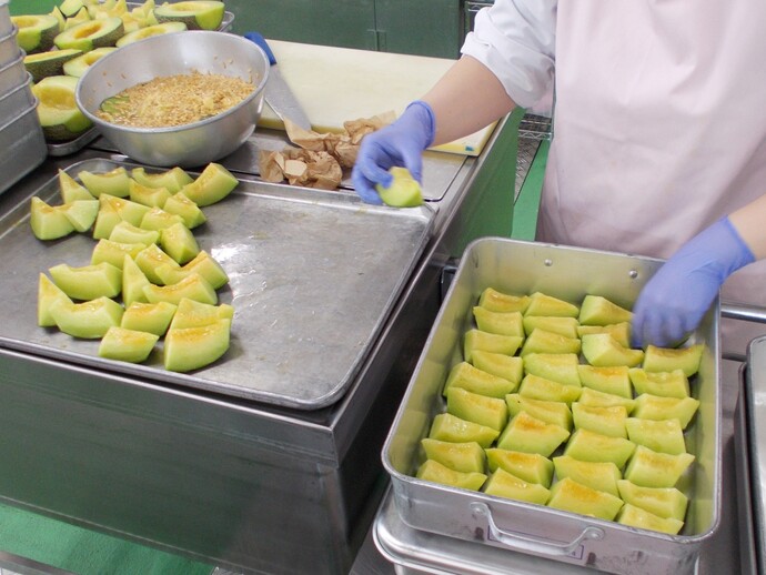 6月9日デザートのメロンカット