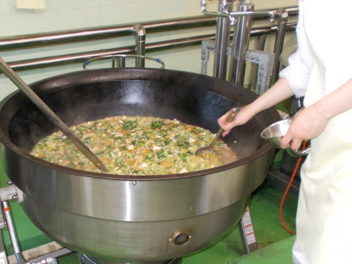 中華スープの調理の様子