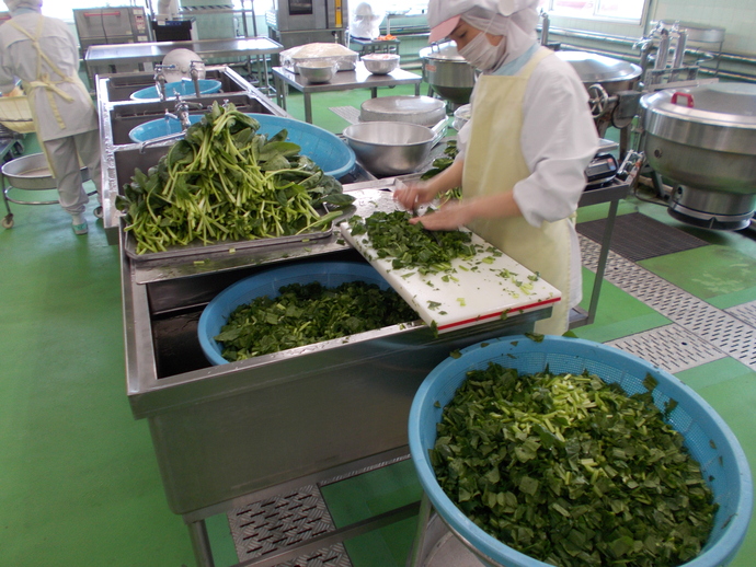 ごま和えの小松菜をカットする写真