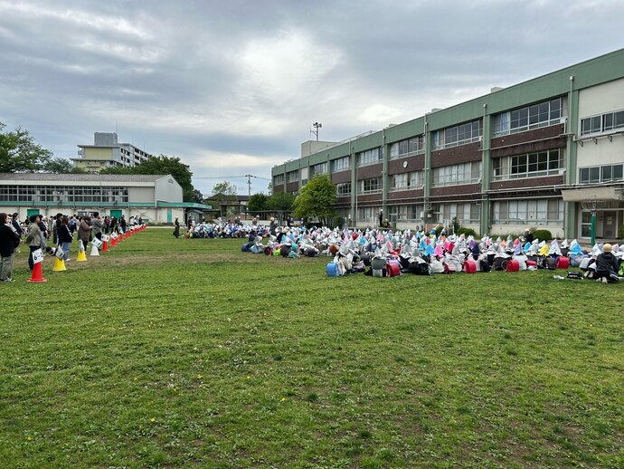 地震による「警戒宣言」が発令された想定で、引き渡し訓練を行いました。