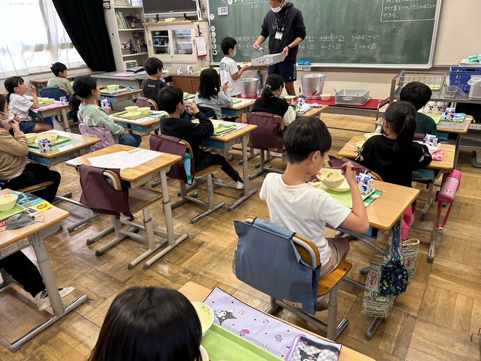 子供たちが待ちに待ってた給食が始まりました
